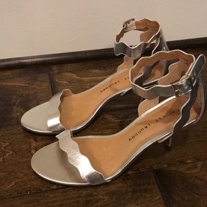 Silver sandal. Low/reasonable heel